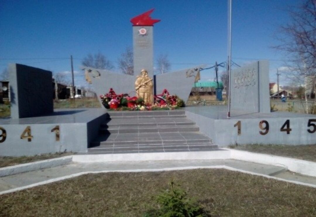 Памятник воинам - землякам, погибшим в годы Великой Отечественной войны (1941 – 1945 гг.), железобетон, 1969 г.