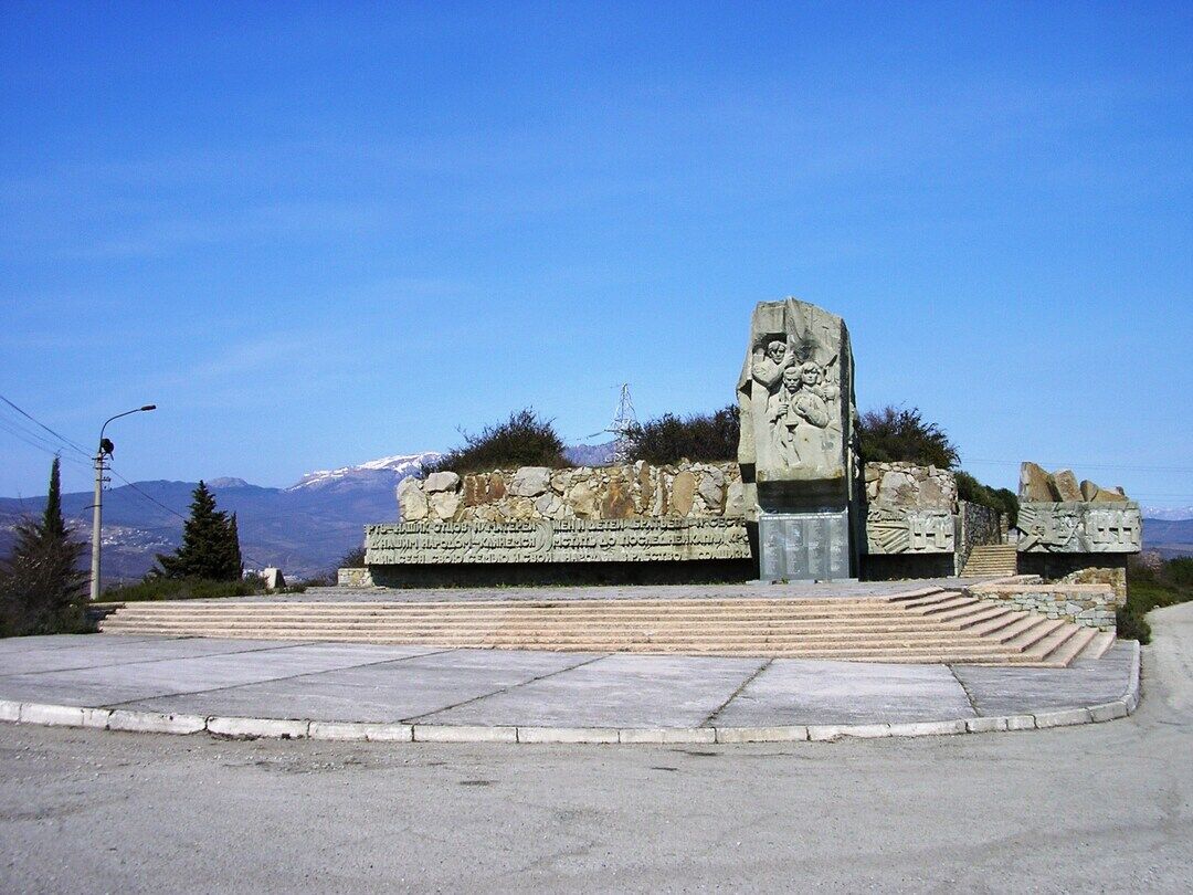 Памятный знак в честь крымских партизан, погибших в годы Великой Отечественной войны (скульптор Ф.И.Алещенков, архитектор И.Т.Семеняка)