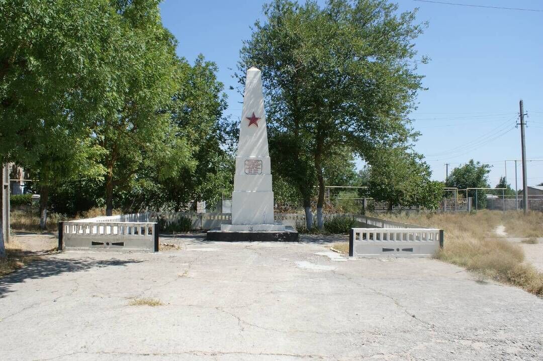 Погода в багерово. Памятники в Багерово. Багеровский поселковый совет. Пгт Багерово Крым памятники. Стелла 1941-1945 Багерово.