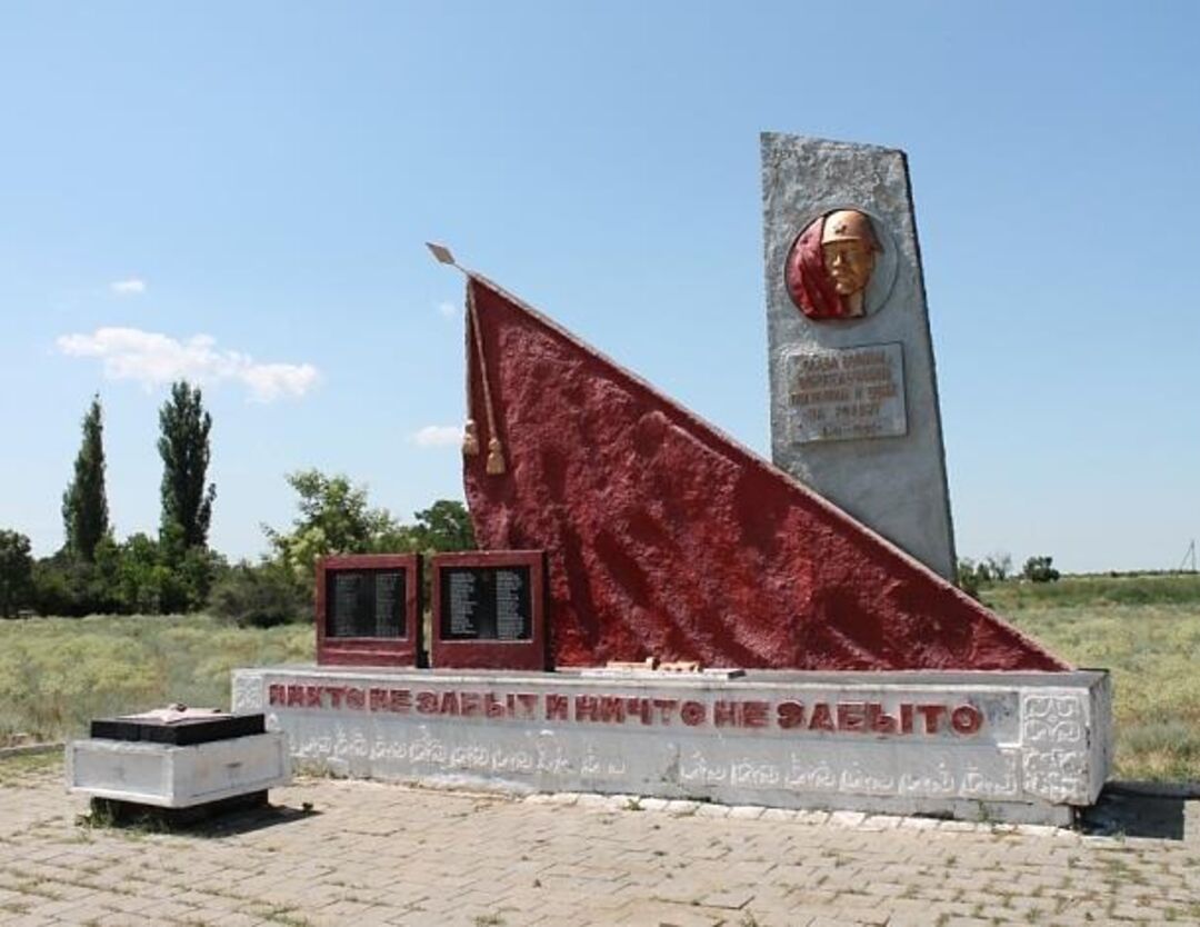 Памятный знак в честь воинов-односельчан, погибших в годы Великой  Отечественной войны, Республика Крым, Нижнегорский район, сельское  поселение Пшеничненское, с. Пшеничное