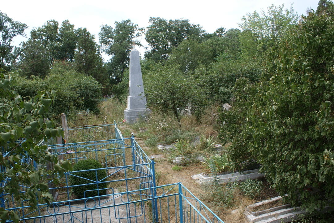 Горностаевка херсонская область. Село Горностаевка Крым. Братская могила Софиевка. Горностаевка Ленинский район Крым.