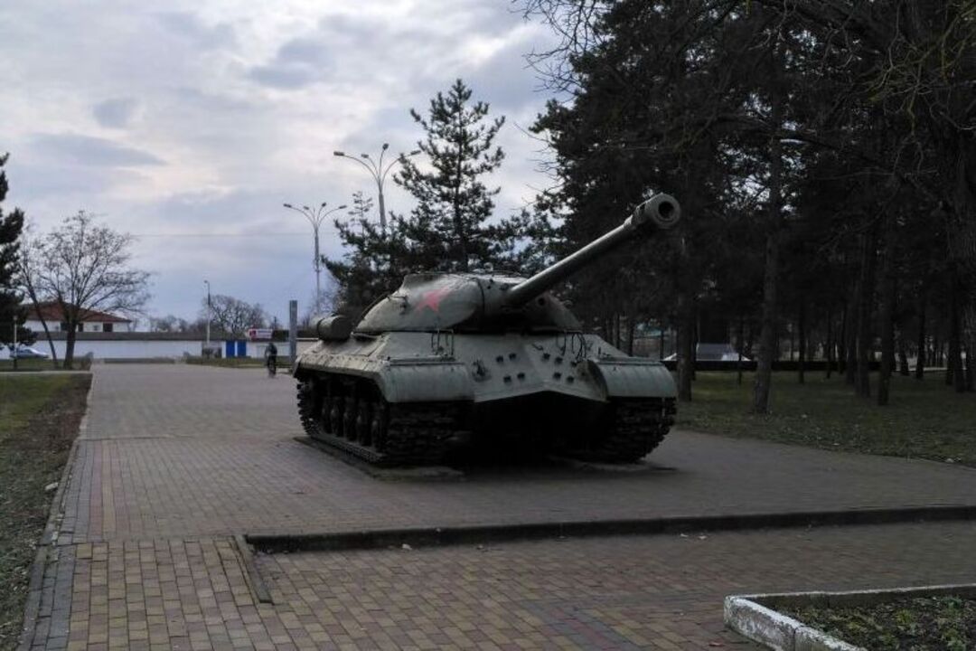 Танк ИС-3М, установленный на постаменте в честь освобождения города Абинска от немецко-фашистских захватчиков