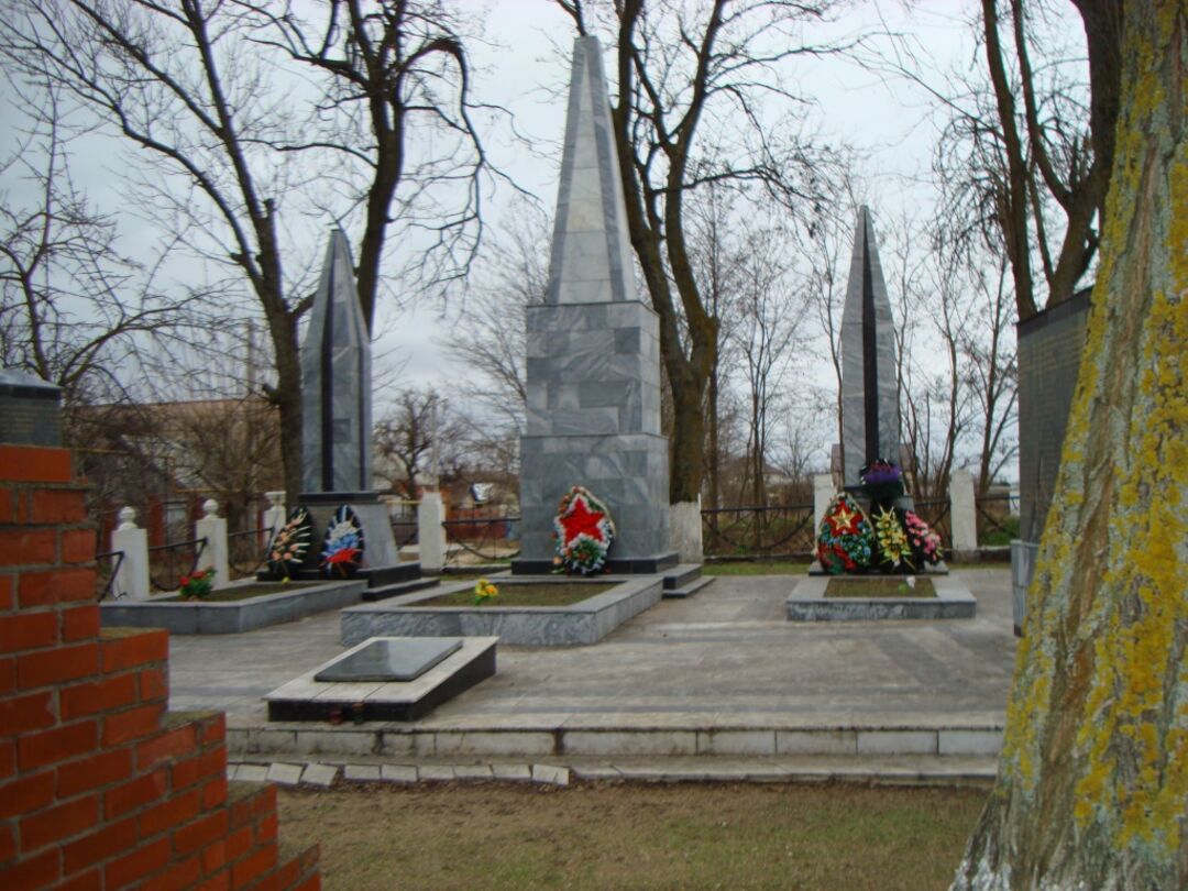 Братская могила комсомольцев-подпольщиков и мирных жителей, расстрелянных фашистскими захватчиками во время оккупации  в 1942-1943 гг.