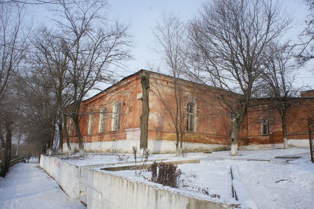 Фото красная школа. Красная школа Элиста. Ленина 209 красная школа Элиста. Красная школа в Светогорске. Пушкин красная школа.