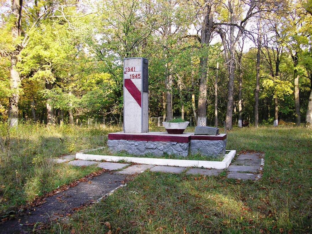 Партизанский сельсовет. Памятный знак партизанам Думиничи. Памятник крымским партизанам Краснолесье. Партизанский памятный знак. Крым партизанские знаки.