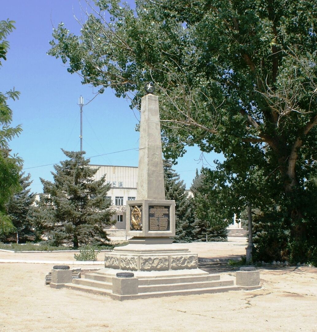 Села крымское. Село Крымское Сакский район. Памятник село Фрунзе Сакского района. Мемориальный комплекс Крымской и Великой Отечественной войны. Крым памятник Великой Отечественной войны и Крымской.