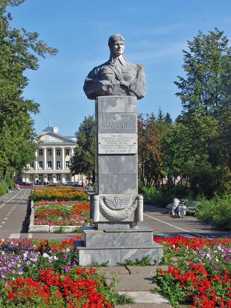 Памятник наде богдановой фото