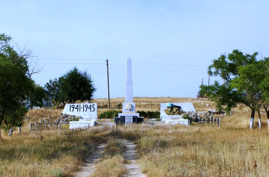 Село ленинское крым. Деревня Карангат Крым. Гора Дюрмень Крым. Мыс Карангат. Дюрмен Опук полигон.