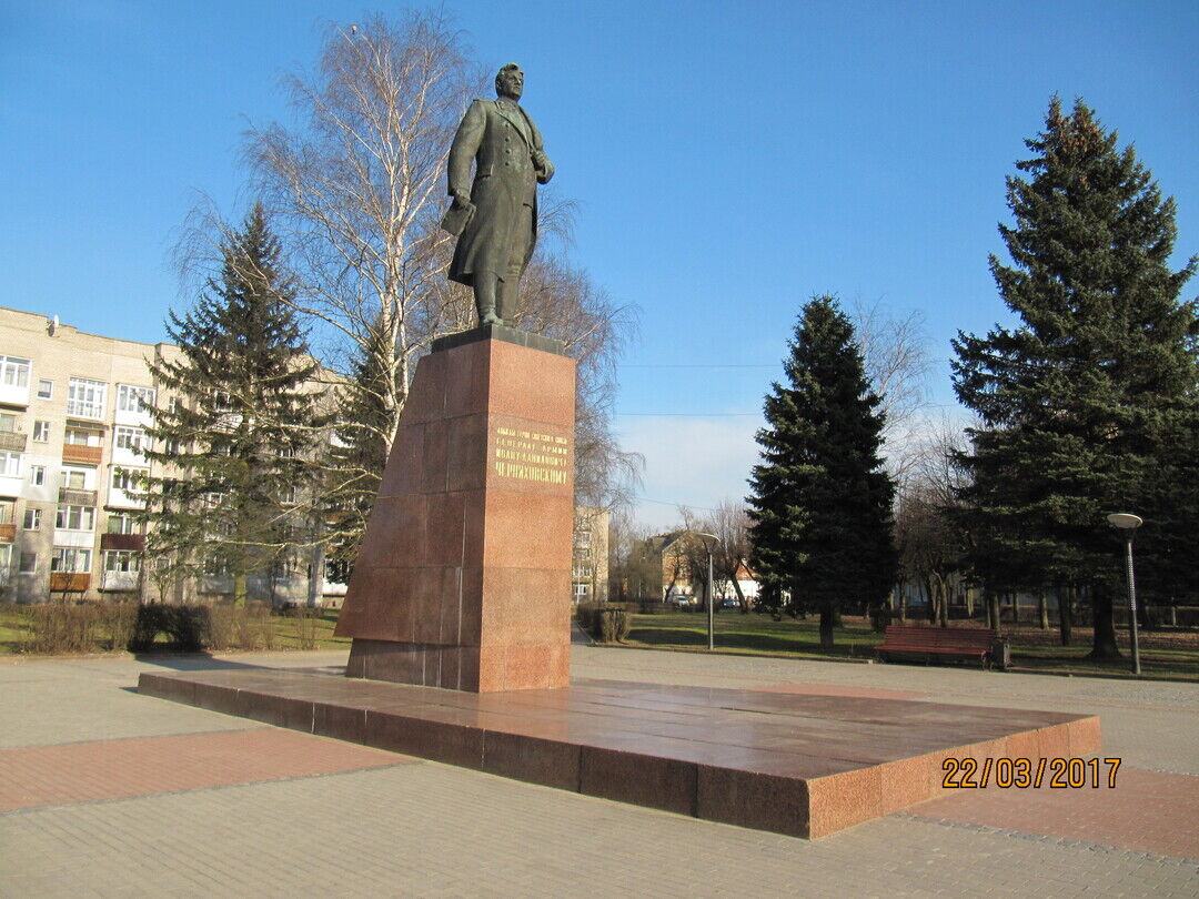 Черняховски. Памятник Черняховскому в Черняховске. Памятник Черняховскому в Калининграде. Иван Данилович Черняховский памятник в Черняховске. Памятник Черняховскому в Черняховске Калининградской области.