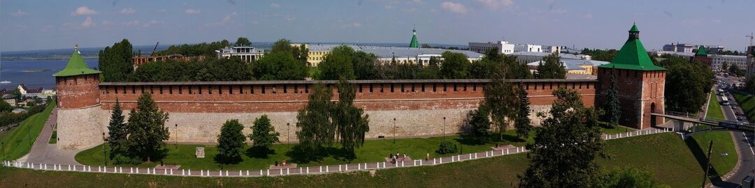 Стена в нижнем новгороде. Кремлевская стена Нижний Новгород. Нижегородский Кремль вид на Ивановскую башню. Нижний Новгород Кремль стены и башни. Кремль с башнями Нижнего Новгорода вид сверху.