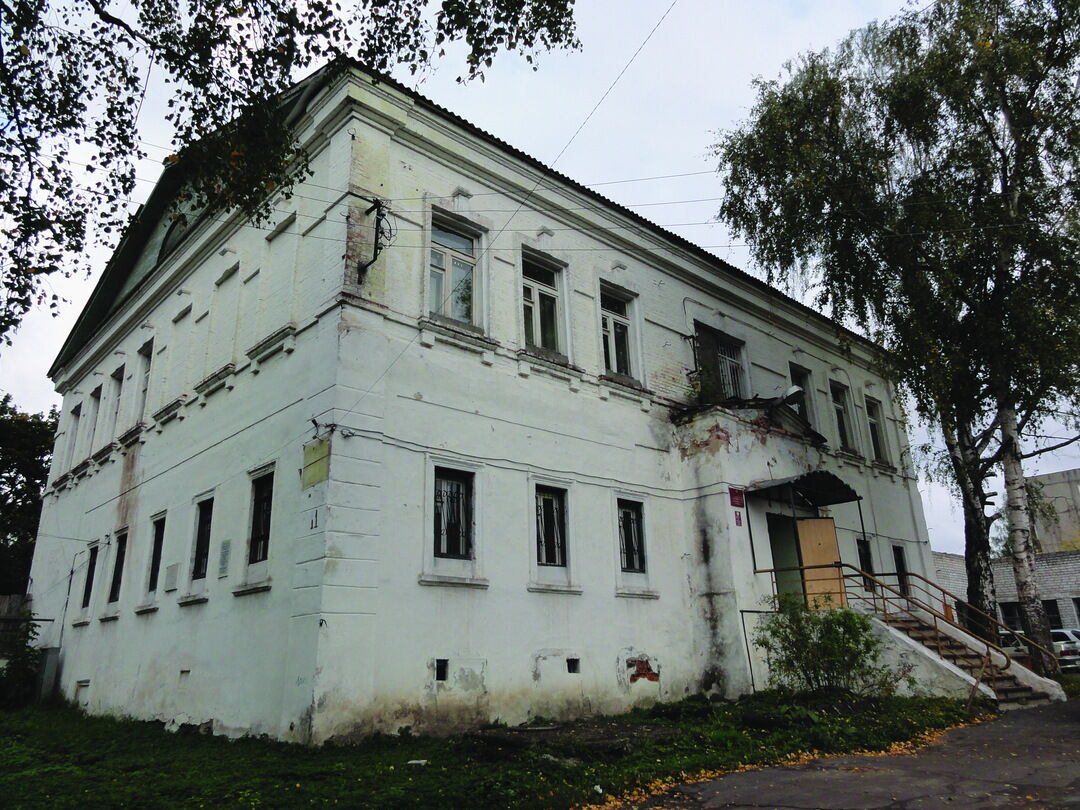 В уездном городе н 12 стульев