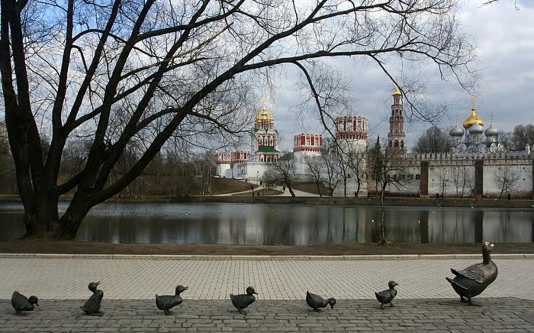 Сквер у новодевичьего монастыря фото