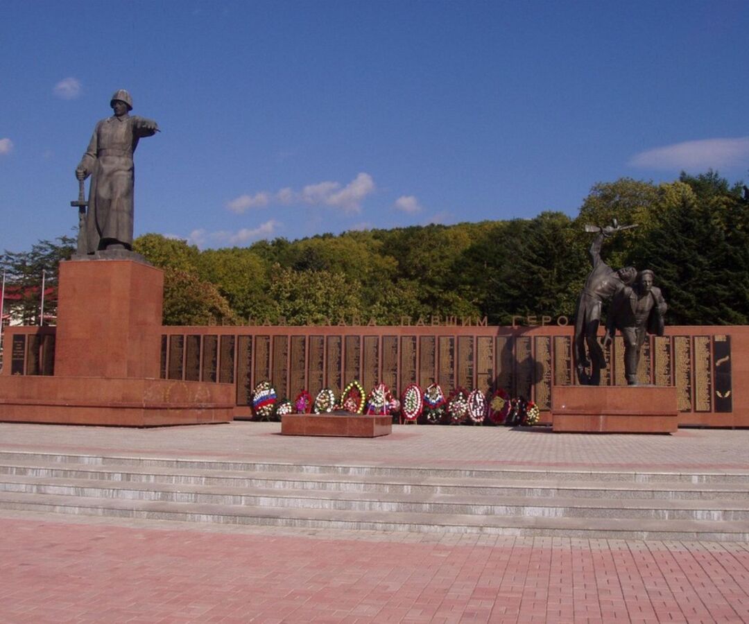 Памятники южно сахалинск. Площадь славы Южно-Сахалинск. Мемориальный комплекс славы Южно-Сахалинск. Мемориальный комплекс площадь славы Сахалина. Мемориальный комплекс на площади славы Южно Сахалинск.