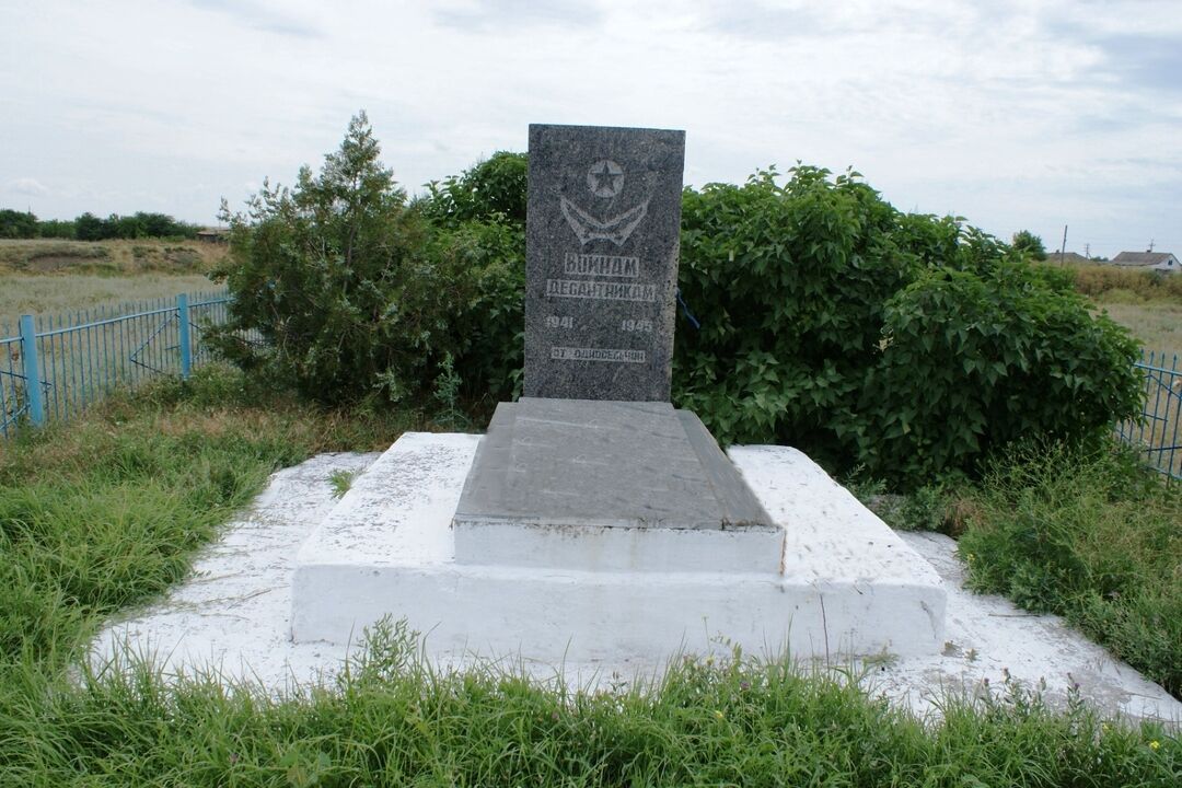 Пятихатка крым. Мемориал село Новопокровка Кировский район. Памятник в Новопокровке Кировский район Крым. Новопокровка Крым Кировский район. Памятник в Новопокровке Крым.