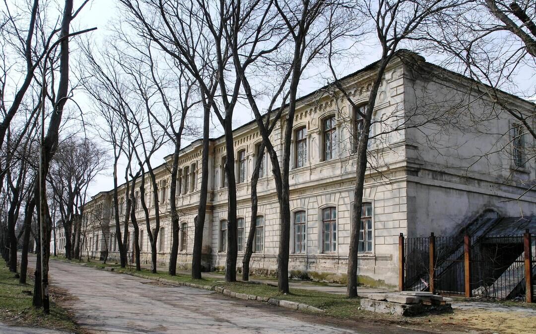 Здание мужской гимназии (архитектор А.Л.Генрих)