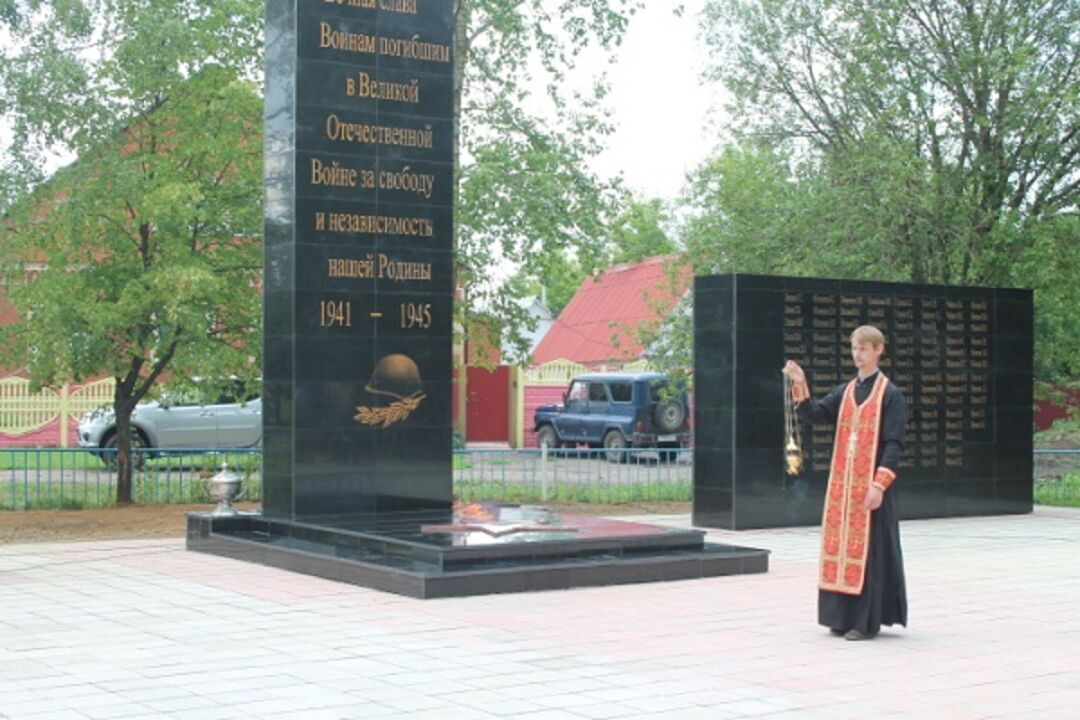 Мемориал, посвященный землякам-героям Советского Союза М. Т. Антясову, В. Я. Антропову, И. Ф. Бибишеву, Г. Л. Евишеву, И. А. Фролову, П. М. Мещерякову, Н. С. Чапаеву, И. Г. Черапкину