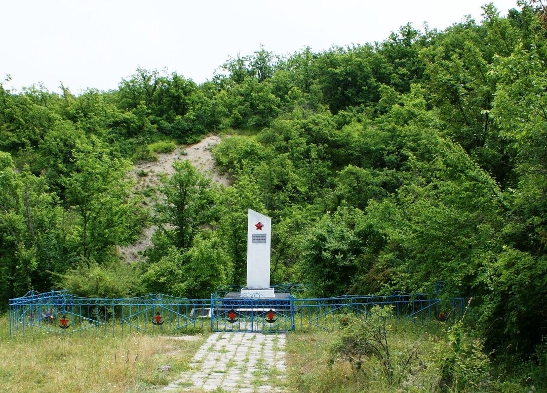 Погода село приветное кировский. Бакаташ старый Крым. Братская могила советских воинов у подножия горы Бакаташ. Бакаташ старый Крым фляги.