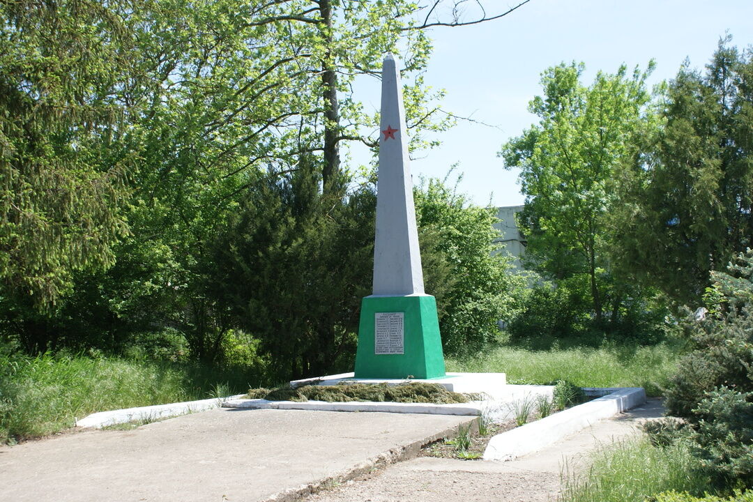 Памятный знак в честь воинов-односельчан, погибших в годы Великой