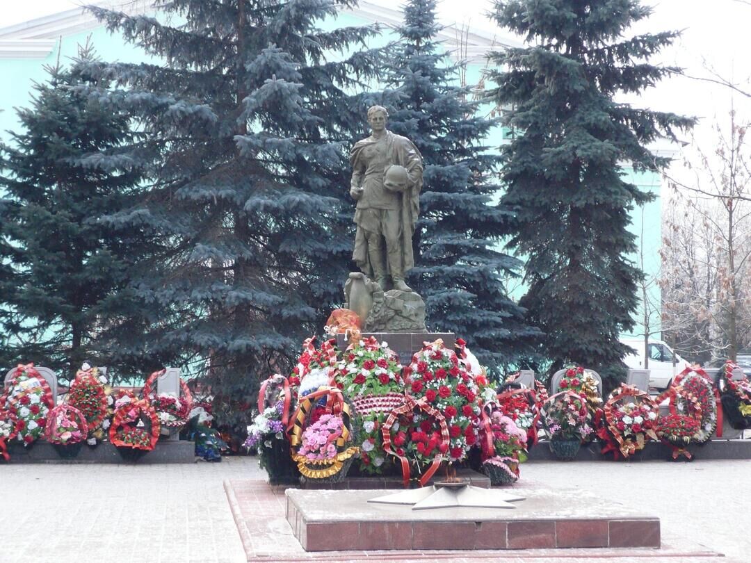 Братская могила 1563 воинов Советской Армии и партизан, погибших в 1941 - 1943 гг. в боях с немецко-фашистскими захватчиками. Установлена скульптура
