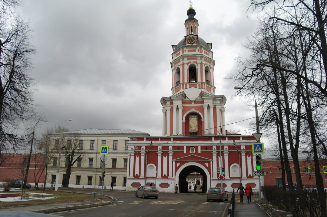 Находящегося по адресу г москва. Храм Бельцы колокольня. Храм около метро Павелецкая. Покровский монастырь колокольня Москва. Колокольня на Савеловской.