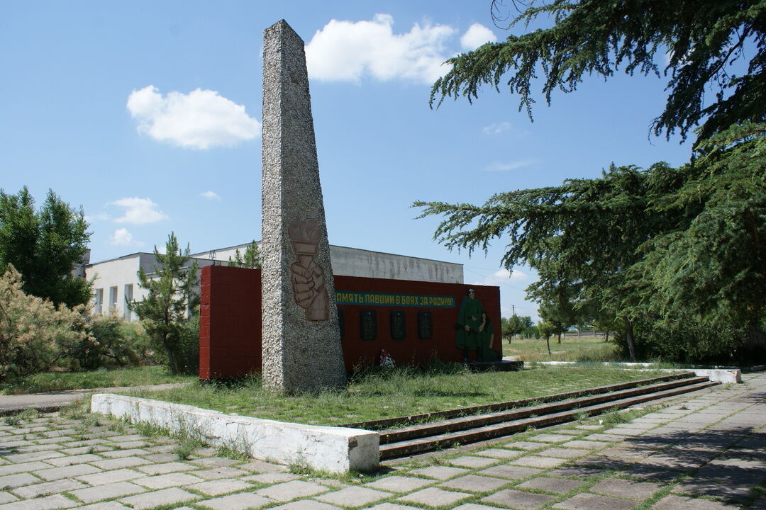 Кировские партизаны. Крым Кировский район село Партизаны. Памятники в пгт Кировское Крым. Памятник село Партизаны Кировский район Крым. Кировский район Республики Крым памятники.