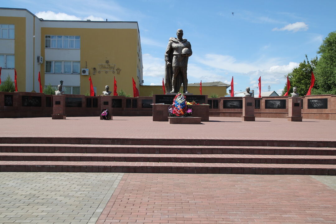 Республика мордовия поселок. Памятник мемориал воинов Мордовии. Памятник Ленину в Торбеево. Вечный огонь в Торбеево Мордовия. Памятник имени Ленина Торбеево.