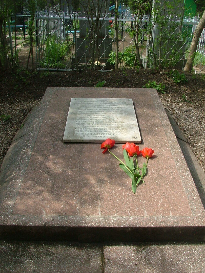 Братская могила 10 офицеров Ейского авиаучилища, погибших при исполнении служебных обязанностей