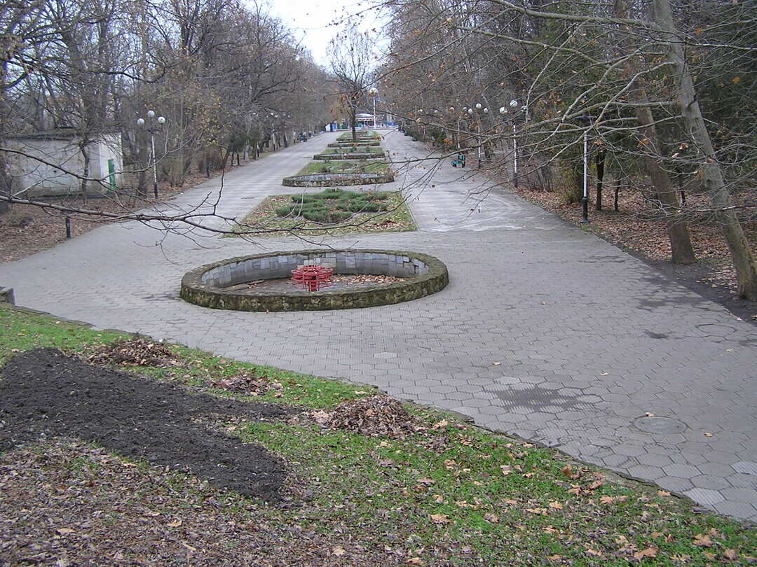 Памятное место: аллея дружбы городов-побратимов Феррары (Италия) и  Краснодара, Краснодарский край, г. Краснодар, ул. Постовая, 34, городской  парк им. Горького