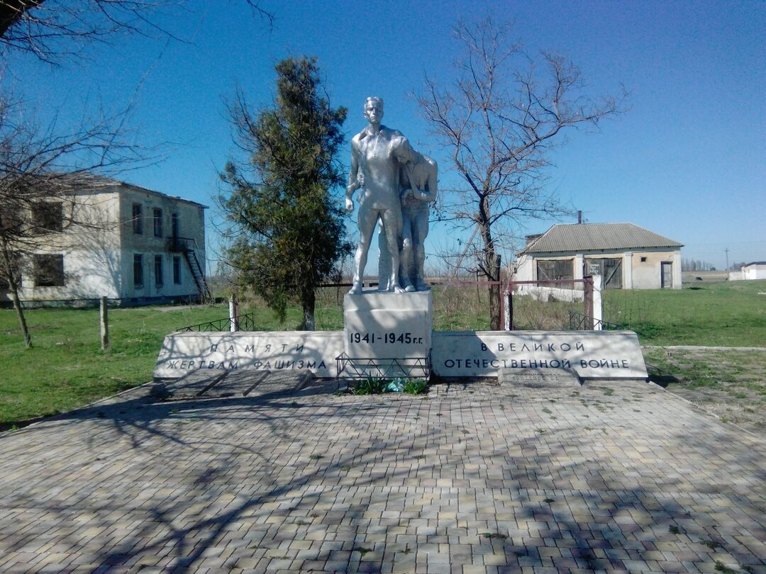 Погода в советском крым. Братская могила советских воинов с. Октябрьское Крым Советский район. Братская могила село Октябрьское Первомайского района Крым. Поселок Советский Крым. Крым Советский район село Октябрьское.