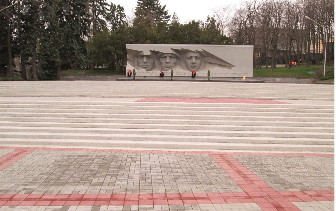 Памятник вечной славы. Монумент вечной славы Новомосковск. Огонь вечной славы Ставрополь. Огонь вечной славы Ставрополь памятные плиты. Аллея славы Ставрополь.