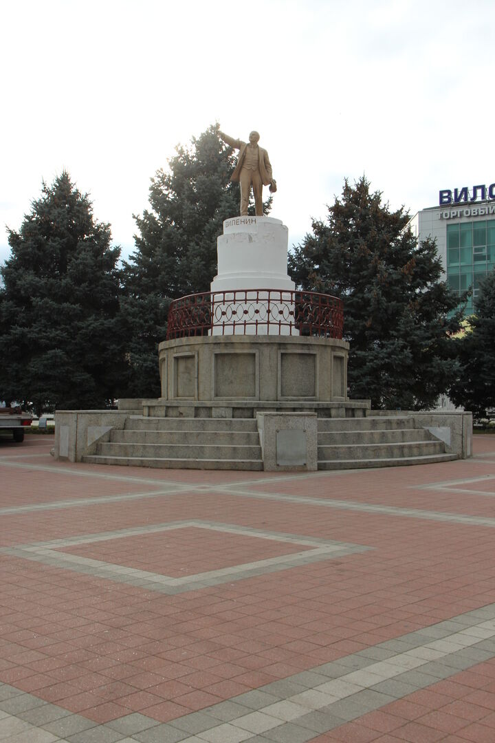 Площадь армавира. Памятник Ленину в Армавире. Памятник Ленина на площади в Армавире. Армавир Центральная площадь. Город Армавир площадь Ленина.