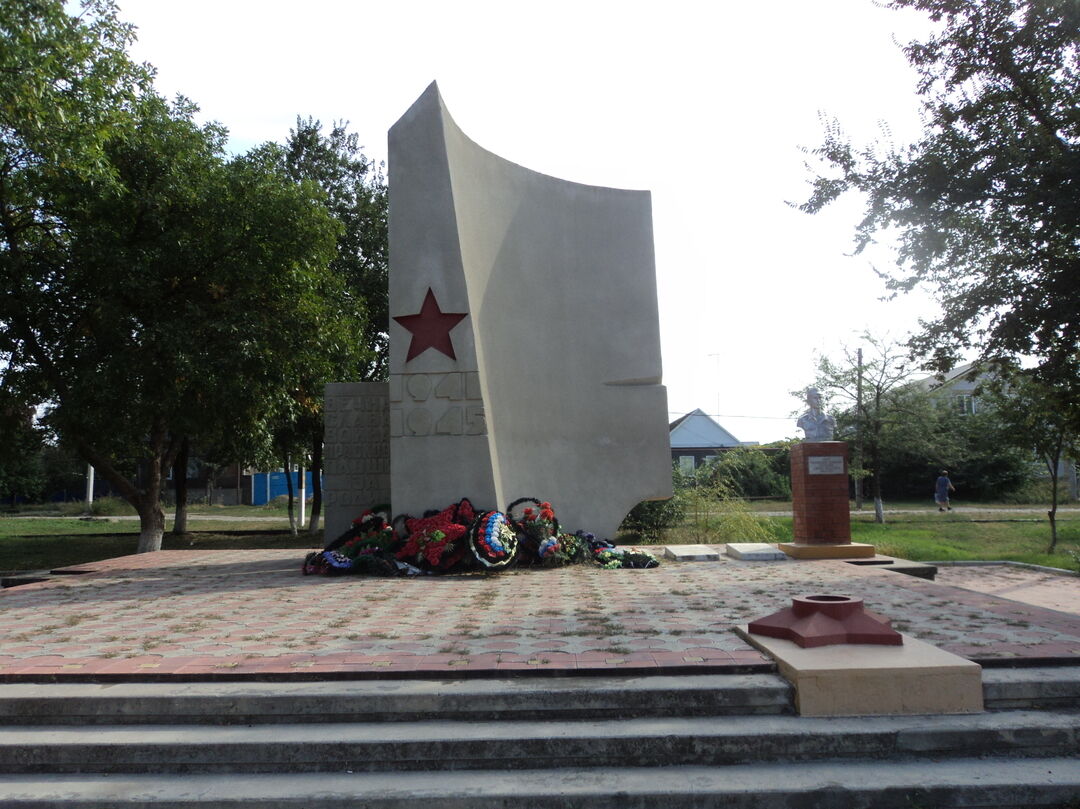 Погода в прасковее ставропольский край буденновский. Село Прасковея Буденновского района Ставропольского края. Мемориалом вечной славы воинам села Прасковея». Мемориал вечной славы (Пирятин). Мирное Ставропольский край Братская могила.