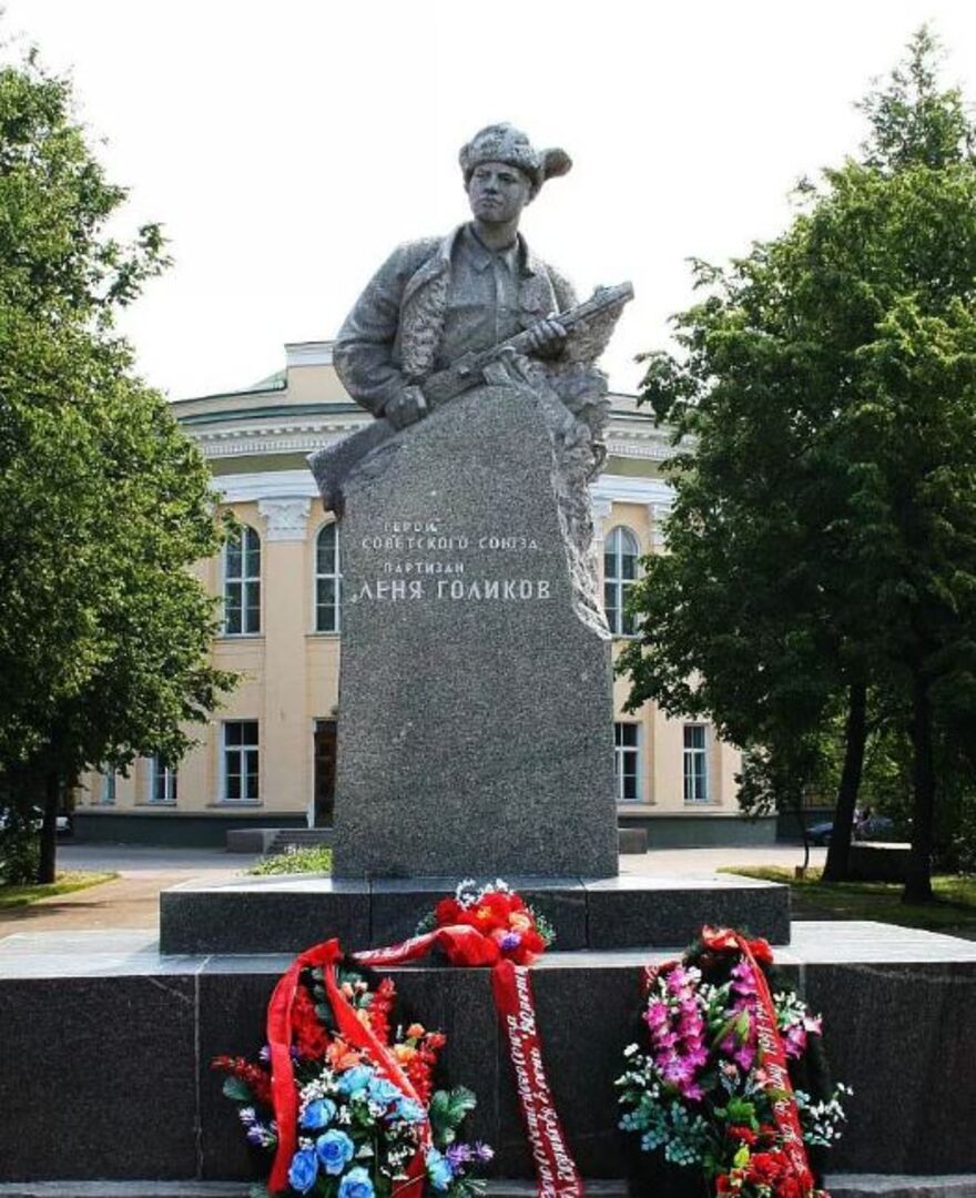 Памятник Герою Советского Союза Лене Голикову, Новгородская область, г.  Великий Новгород, сквер Лени Голикова