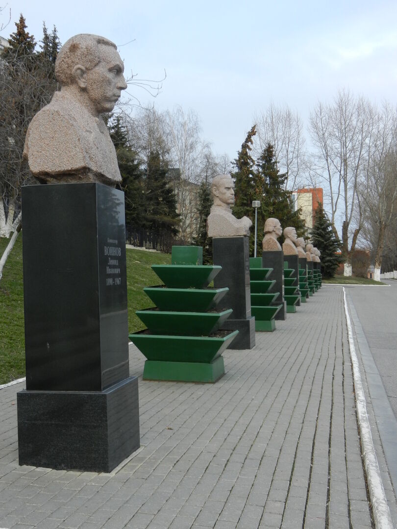 Мемориальный скульптурный комплекс, посвященным знатным землякам .