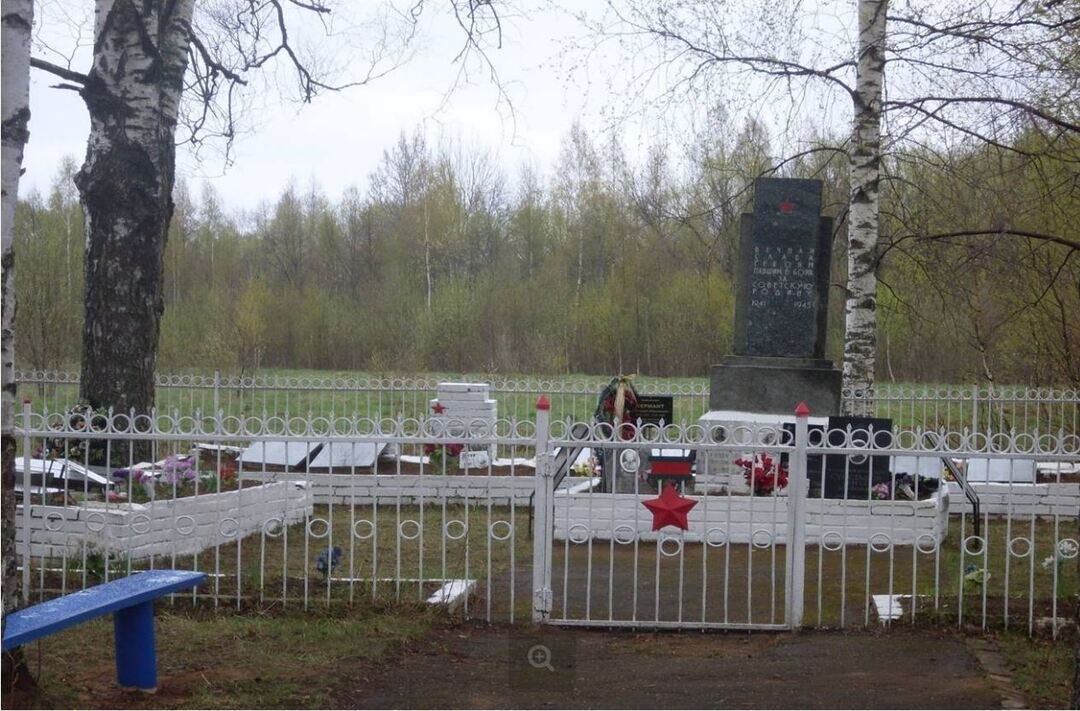 Братская могила воинов Советской Армии, погибших в боях с немецко-фашистскими захватчиками в период Великой Отечественной войны 1941-1945 гг.