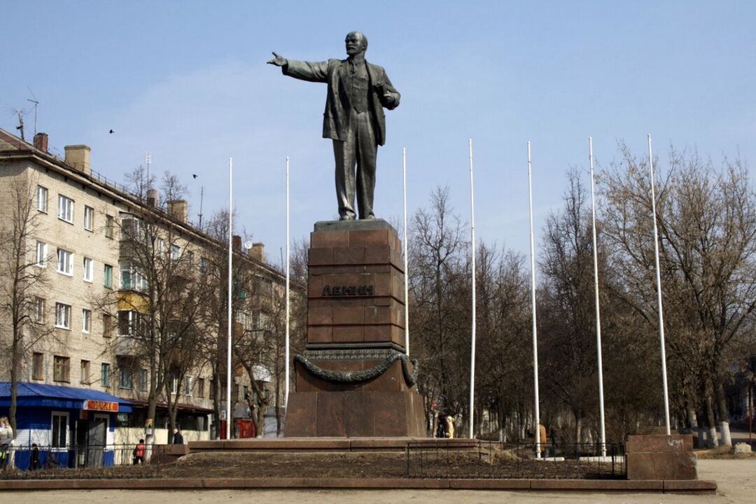 Ясногорск тульская. Площадь Ленина в городе Ясногорск Тульской области. Памятник Ленину Ясногорск. Памятник в. и. Ленину город Ясногорск Тула. Ясногорск сквер площадь Ленина.