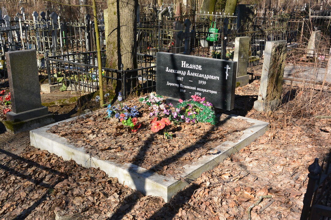 Похоронены в иваново. Могила Ивана Лапикова.