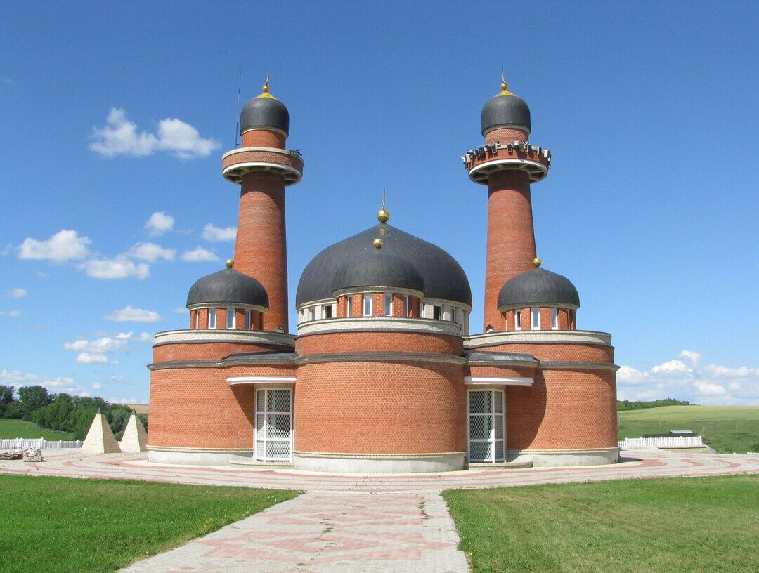 Памятное место расположения утраченных Второй соборной мечети "Абдуллы" и мектебе с воссозданной мечетью "Рашида" и монументом "Йа-Син"