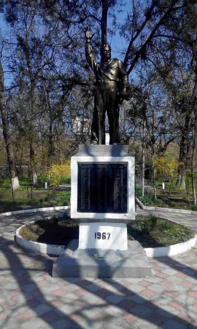 Гайдук новороссийск. Унан Аветисян памятник. Памятник Унану Аветисяну Верхнебаканский. Памятник Гайдук Новороссийск. Памятник унана Аветисяна Новороссийск.