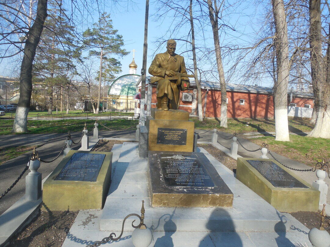 Братская могила советских воинов. Здесь похоронен Герой Советского Союза У.М. Аветисян (1913 - 1943)