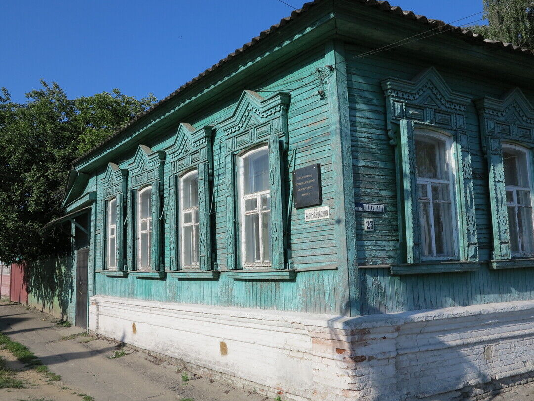 Здание, где в сентябре - октябре 1943 г. находился штаб 1-го Белорусского  фронта под командованием м, Брянская область, Новозыбковский район, г.  Новозыбков, ул. Рокоссовского