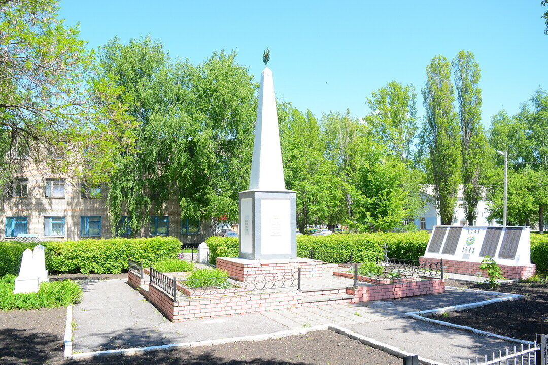 Братская могила воинов, умерших от ран в госпитале Ртищева в годы Великой Отечественной войны 1941-1945 гг.