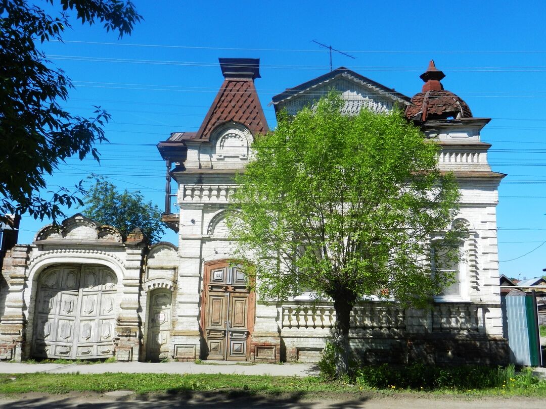 Особняк купца. Особняк купца Чернухина Хвалынск. Дом купца Чертухи Хвалынск. Дом купца Михайлова в Хвалынске. Борисоглебск. Особняк купца Полякова.