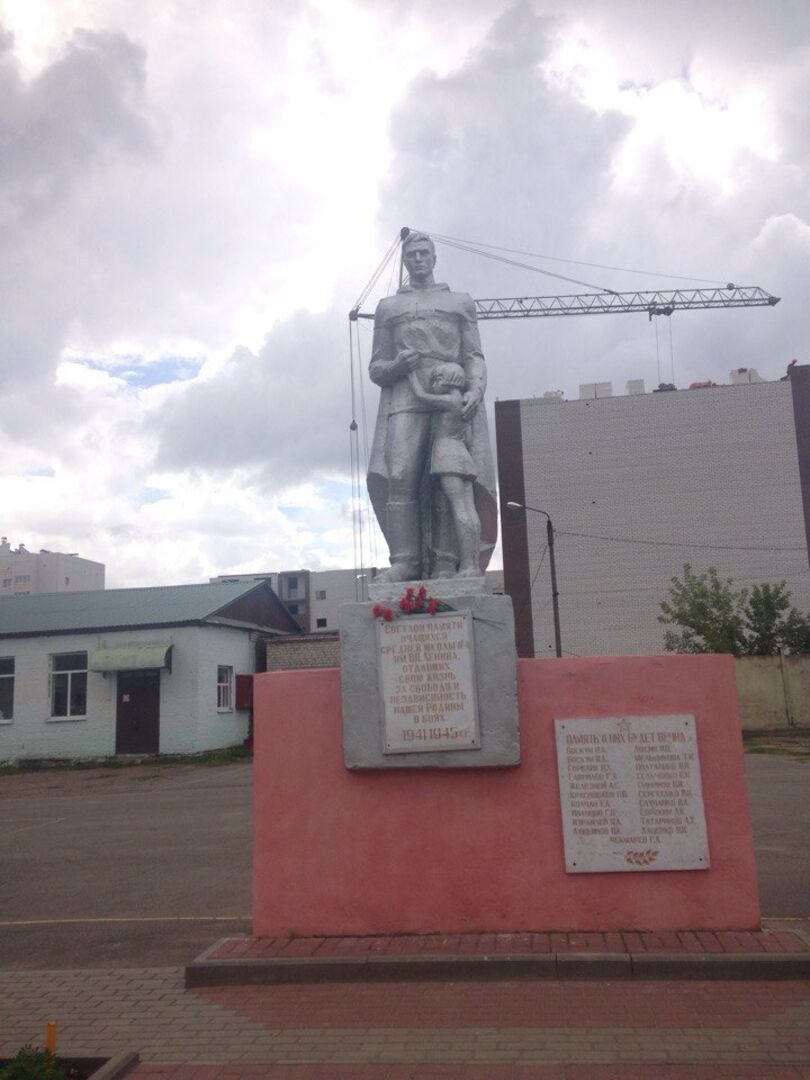 Памятник учащимся школы, погибшим в годы Великой Отечественной войны