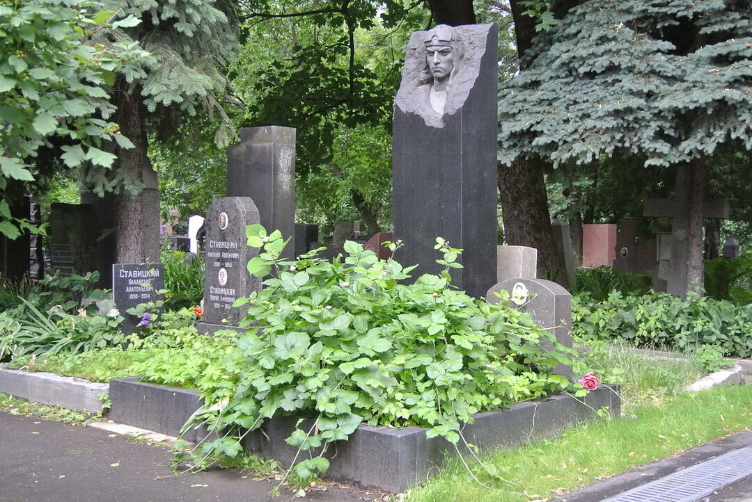 Памятник бондарчуку на новодевичьем кладбище фото