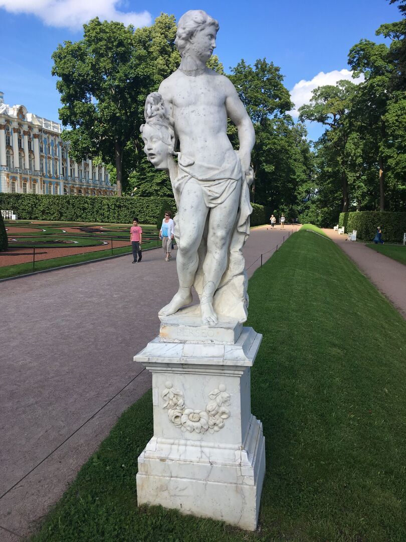 Статуи в екатерининском парке. Екатерининский парк статуи. Царское село скульптура Персей. Скульптура Персея в Екатерининском парке. Екатерининский парк скульптура Персей.