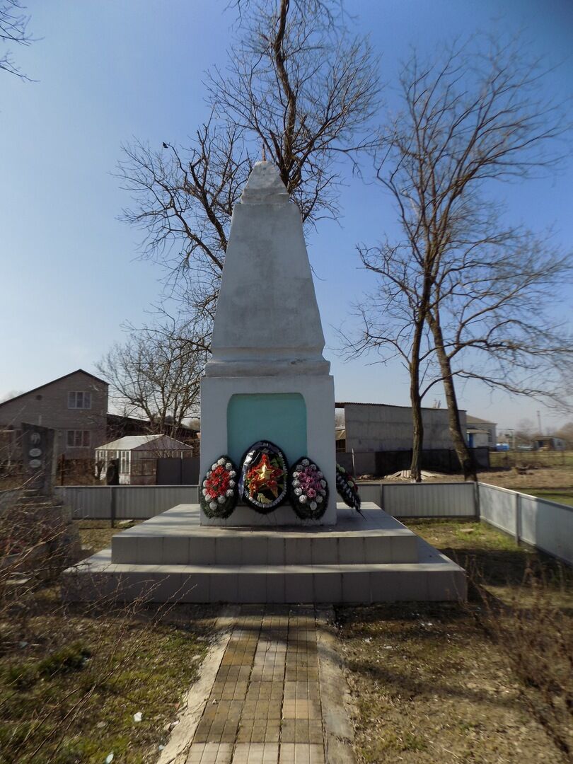 Погода в калининской. Станица Калининская Краснодарский край Братская могила. Станица Новониколаевская Калининского района. Станица Новониколаевская Краснодарский край. Ст Новониколаевская Краснодарский Братская могила.