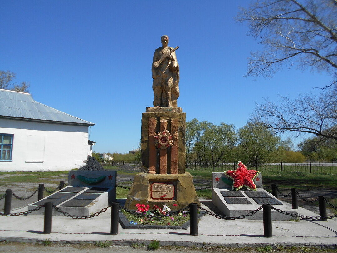 Село петропавловское алтайский. Село Петропавловское Петропавловский район Алтайский край памятник. Алексеевка Алтайский край Петропавловский район. Соловьиха Алтайский край Петропавловский район. Алтайский край Петропавловский район село Петропавловское.