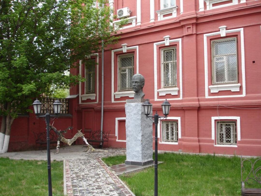 Памятник Б.М. Кустодиеву
