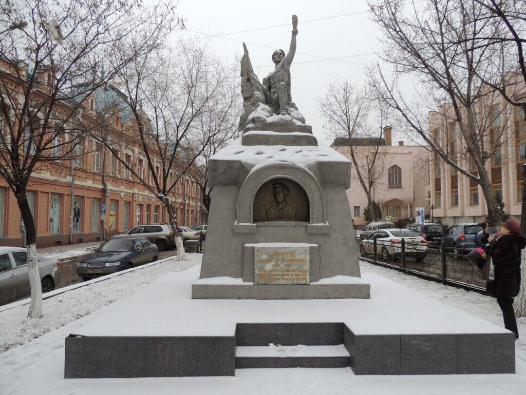 Трусов астрахань. Памятник Трусову в Астрахани. Могила Трусова в Астрахани. Сквер а.е.Трусова. Астрахань Трусова.